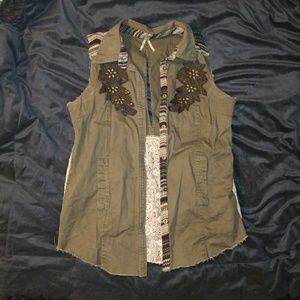 Button-Up Buckle Gimmicks Top/Vest